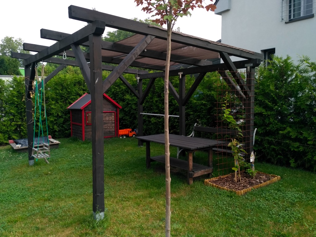 Multifunkční pergola s hrazdou