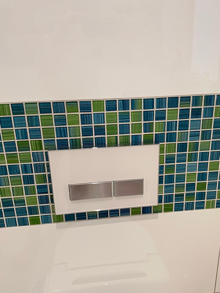 Detail obložení WC s tlačítkem